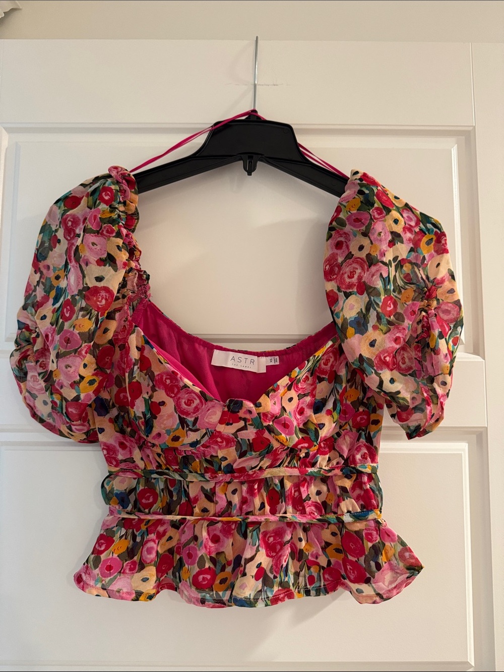 Astr Floral Puff-Sleeve Peplum Crop Top in Hot Pink Multi
